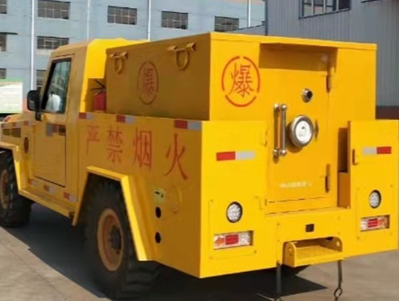 青冈凯龙爆破器材运输车：保障爆破任务的安全运行
