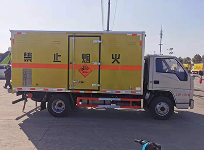 青冈爆破器材运输车工人安全操作规范与智能技术保障